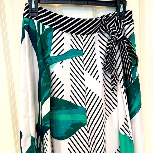 NWOT Vici wide leg, side zip pants with tie waist accent size med tropical print - Picture 2 of 4